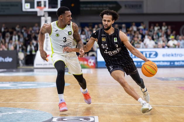 BBC Bayreuth Tigers Tuebingen, Herren, 2 Bundesliga, Barmer 2 Basketball Bundesliga, pro A, 13 Spieltag, Spielzeit 2025 2026, 20 12 2025 Miles Tention Tigers Tuebingen, 03 beim Drive zum Korb gegen Rayshawn Mart BBC Bayreuth, 03