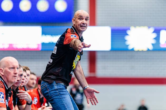 Davor Dominikovic TuS N Luebbecke, Coach aergert sich auf GER, TuS N Luebbecke vs HSG Krefeld Niederrhein, Handball, 2 Bundesliga, Matchday 16, Season 2025 2026, 20 12 2025 GER, TuS N Luebbecke vs HSG Krefeld Niederrhein, Handball, 2 Bundesliga, Matchday 16, Season 2025 2026, 20 12 2025 Luebbecke Copyright: xEibner-Pressefoto JanxRollingerx EP_JSK