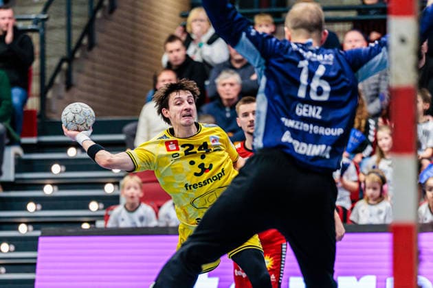 f l Cedric Marquardt HSG Krefeld Niederrhein, 24 , Fredrik Genz TuS N Luebbecke, 16 in goal GER, TuS N Luebbecke vs HSG Krefeld Niederrhein, Handball, 2 Bundesliga, Matchday 16, Season 2025 2026, 20 12 2025 GER, TuS N Luebbecke vs HSG Krefeld Niederrhein, Handball, 2 Bundesliga, Matchday 16, Season 2025 2026, 20 12 2025 Luebbecke Copyright: xEibner-Pressefoto JanxRollingerx EP_JSK