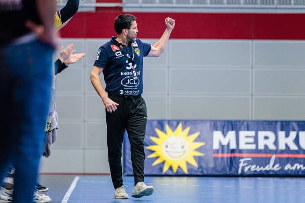 Mark Schmetz HSG Krefeld Niederrhein, Coach cheers GER, TuS N Luebbecke vs HSG Krefeld Niederrhein, Handball, 2 Bundesliga, Matchday 16, Season 2025 2026, 20 12 2025 GER, TuS N Luebbecke vs HSG Krefeld Niederrhein, Handball, 2 Bundesliga, Matchday 16, Season 2025 2026, 20 12 2025 Luebbecke Copyright: xEibner-Pressefoto JanxRollingerx EP_JSK