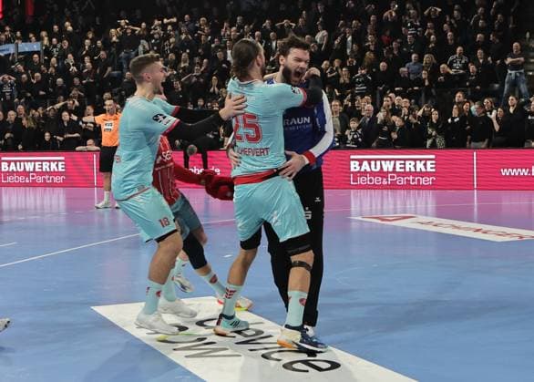 20 12 2025 Handball 1 Bundesliga DAIKIN HBL Season 2025 2026 18 Matchday HC Erlangen Metropolregion Nuremberg HCE MT Melsungen DaMa xdaxmax Cheers of joy after the end of the match Kristof Palasics 32, MT Melsungen and team Team