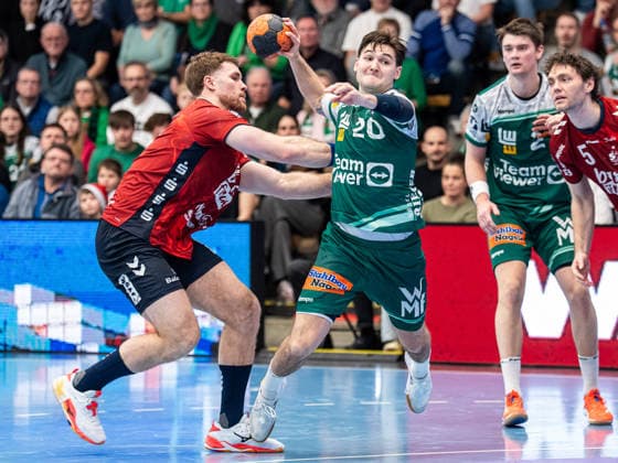 Ludvig Hallbaeck Frisch Auf Goeppingen, 20 in duel with Johannes Golla SG Flensburg Handewitt, 04 , Frisch Auf Goeppingen vs SG Flensburg Handewitt, Handball, 1 Bundesliga, Men, Season 2025 2026, 20 12 2025, Frisch Auf Goeppingen vs SG Flensburg Handewitt, Handball, 1 Bundesliga, Men, Season 2025 2026, 20 12 2025 Goeppingen Copyright: xEibner-Pressefoto MichaelxSchmidx EP_MST