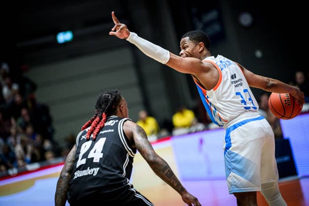 easycredit BBL Basketball Bundesliga 2025 2026 11 Matchday 20 12 2025 Science City Jena vs BMA365 Bamberg Baskets v re Eric Washington Jena on the ball against Cobe Williams Bamberg Sparkassen Arena