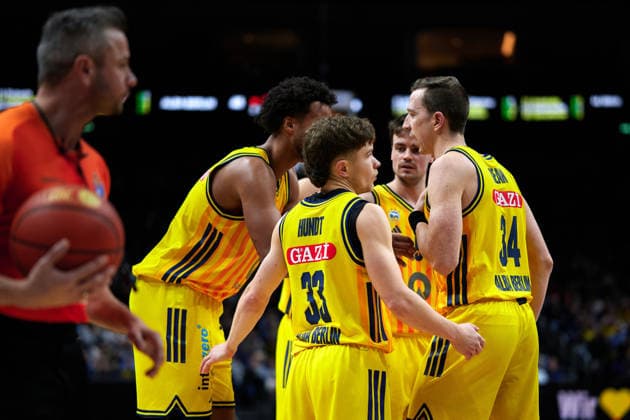 Alba Berlin, Bennet Hund Alba Berlin, 33 , Justin Bean Alba Berlin, 34 , GER, ALBA Berlin vs Ratiopharm Ulm, Basketball Men, easy Credit BBL, Season 2025 2026, 11 Matchday, 20 12 2025 GER, ALBA Berlin vs Ratiopharm Ulm, Basketball Men, easy Credit BBL, Season 2025 2026, 11 Matchday, 20 12 2025 Berlin Copyright: xClaudiusxRauch,xEibner-Pressefotox xClaudiusxRauchx EP_CRH