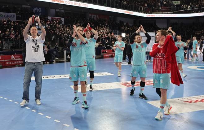 20 12 2025 Handball 1 Bundesliga DAIKIN HBL Season 2025 2026 18 Matchday HC Erlangen Metropolregion Nuremberg HCE MT Melsungen DaMa xdaxmax Team Team of MT Melsungen applauds clapping hands after the end of the match spectators audience fans to