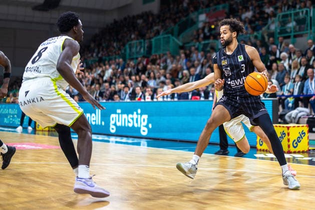 Miles Tention Tigers Tuebingen, 03 Nat Diallo BBC Bayreuth, 08 GER, BBC Bayreuth vs Tigers Tuebingen, Basketball, BARMER 2 Bundesliga Bundesliga, Pro A, Season 2025 2026, 13 Matchday, 20 12 2025 GER, BBC Bayreuth vs Tigers Tuebingen, Basketball, BARMER 2 Bundesliga Bundesliga, Pro A, Season 2025 2026, 13 Matchday, 20 12 2025 Bayreuth Copyright: xEibner-Pressefoto ArdanxFuessmanx EP_AFN