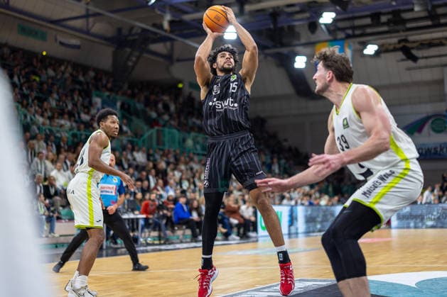 Patrick Etienne Fardy Emilien Tigers Tuebingen, 15 on throw Willem Brandwijk BBC Bayreuth, 39 new signing GER, BBC Bayreuth vs Tigers Tuebingen, Basketball, BARMER 2 Bundesliga Bundesliga, Pro A, Season 2025 2026, 13 Matchday, 20 12 2025 GER, BBC Bayreuth vs Tigers Tuebingen, Basketball, BARMER 2 Bundesliga Bundesliga, Pro A, Season 2025 2026, 13 Matchday, 20 12 2025 Bayreuth Copyright: xEibner-Pressefoto ArdanxFuessmanx EP_AFN