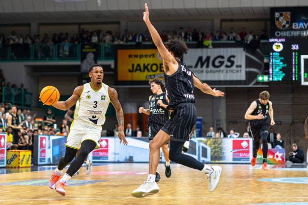 Rayshawn Mart BBC Bayreuth, 03 , Miles Tention Tigers Tuebingen, 03 GER, BBC Bayreuth vs Tigers Tuebingen, Basketball, BARMER 2 Bundesliga Bundesliga, Pro A, Season 2025 2026, 13 Matchday, 20 12 2025 GER, BBC Bayreuth vs Tigers Tuebingen, Basketball, BARMER 2 Bundesliga Bundesliga, Pro A, Season 2025 2026, 13 Matchday, 20 12 2025 Bayreuth Copyright: xEibner-Pressefoto ArdanxFuessmanx EP_AFN