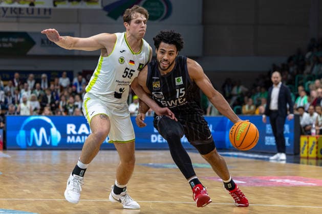 Patrick Etienne Fardy Emilien Tigers Tuebingen, 15 Lenny Liedtke BBC Bayreuth, 55 GER, BBC Bayreuth vs Tigers Tuebingen, Basketball, BARMER 2 Bundesliga Bundesliga, Pro A, Season 2025 2026, 13 Matchday, 20 12 2025 GER, BBC Bayreuth vs Tigers Tuebingen, Basketball, BARMER 2 Bundesliga Bundesliga, Pro A, Season 2025 2026, 13 Matchday, 20 12 2025 Bayreuth Copyright: xEibner-Pressefoto ArdanxFuessmanx EP_AFN