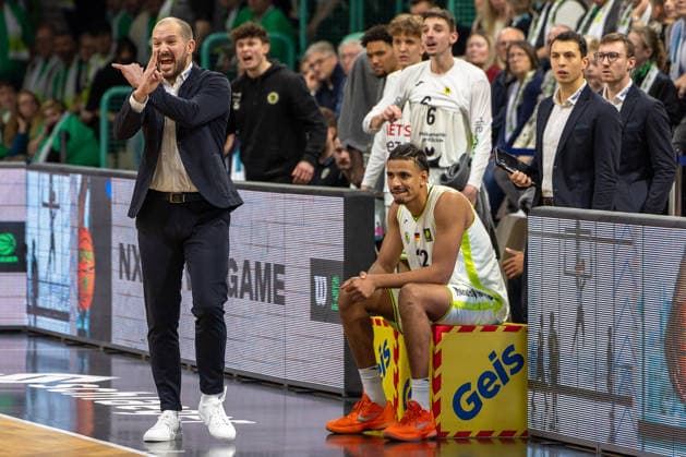 Florian Wedell BBC Bayreuth, Head Coach , Leroy Ikejiaku BBC Bayreuth, 22 Moritz Plescher BBC Bayreuth, 06 GER, BBC Bayreuth vs Tigers Tuebingen, Basketball, BARMER 2 Bundesliga Bundesliga, Pro A, Season 2025 2026, 13 Matchday, 20 12 2025 GER, BBC Bayreuth vs Tigers Tuebingen, Basketball, BARMER 2 Bundesliga Bundesliga, Pro A, Season 2025 2026, 13 Matchday, 20 12 2025 Bayreuth Copyright: xEibner-Pressefoto ArdanxFuessmanx EP_AFN