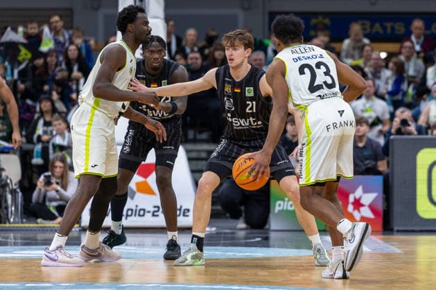 Connor Nelson Tigers Tuebingen, 21 , Melkisedek Moreaux Tigers Tuebingen, 23 , KeVaughn Allen BBC Bayreuth, 23 GER, BBC Bayreuth vs Tigers Tuebingen, Basketball, BARMER 2 Bundesliga Bundesliga, Pro A, Season 2025 2026, 13 Matchday, 20 12 2025 GER, BBC Bayreuth vs Tigers Tuebingen, Basketball, BARMER 2 Bundesliga Bundesliga, Pro A, Season 2025 2026, 13 Matchday, 20 12 2025 Bayreuth Copyright: xEibner-Pressefoto ArdanxFuessmanx EP_AFN