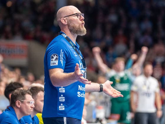 Ales Pajovic, Head Coach SG Flensburg Handewitt does not understand a referee decision, Frisch Auf Goeppingen vs SG Flensburg Handewitt, Handball, 1 Bundesliga, Men, Season 2025 2026, 20 12 2025, Frisch Auf Goeppingen vs SG Flensburg Handewitt, Handball, 1 Bundesliga, Men, Season 2025 2026, 20 12 2025 Goeppingen Copyright: xEibner-Pressefoto MichaelxSchmidx EP_MST