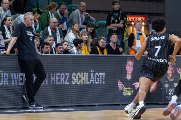 Henrik Sonko Tigers Tuebingen, Head Coach , Silas Oriane Tigers Tuebingen, 07 , Backlog GER, BBC Bayreuth vs Tigers Tuebingen, Basketball, BARMER 2 Bundesliga Bundesliga, Pro A, Season 2025 2026, 13 Matchday, 20 12 2025 GER, BBC Bayreuth vs Tigers Tuebingen, Basketball, BARMER 2 Bundesliga Bundesliga, Pro A, Season 2025 2026, 13 Matchday, 20 12 2025 Bayreuth Copyright: xEibner-Pressefoto ArdanxFuessmanx EP_AFN