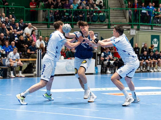 Soeren Steinhaus Bergischer HC, 53 tries to get past Hendrik Wagner TBV Lemgo Lippe, 28 and Frederik Simak TBV Lemgo Lippe, 08 Bergischer HC vs TBV Lemgo Lippe, Handball, 1 Bundesliga, Matchday 18, Season 2025 2026, 20 12 2025 Bergischer HC vs TBV Lemgo Lippe, Handball, 1 Bundesliga, Matchday 18, Season 2025 2026, 20 12 2025 Wuppertal Copyright: xEibner-Pressefoto DamianxKruczynx EP_DKI