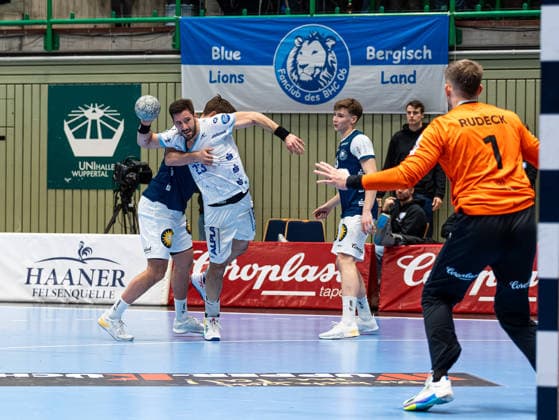 Tim Suton TBV Lemgo Lippe, 23 during a throw on goal against Christopher Rudeck Bergischer HC, 01 Bergischer HC vs TBV Lemgo Lippe, Handball, 1 Bundesliga, Matchday 18, Season 2025 2026, 20 12 2025 Bergischer HC vs TBV Lemgo Lippe, Handball, 1 Bundesliga, Matchday 18, Season 2025 2026, 20 12 2025 Wuppertal Copyright: xEibner-Pressefoto DamianxKruczynx EP_DKI