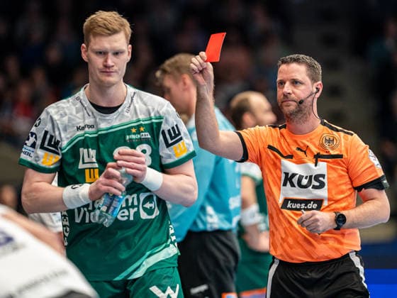 Ymir Oern Gislason Frisch Auf Goeppingen, 33 gets red card after 2 minutes, Frisch Auf Goeppingen vs SG Flensburg Handewitt, Handball, 1 Bundesliga, Men, Season 2025 2026, 20 12 2025, Frisch Auf Goeppingen vs SG Flensburg Handewitt, Handball, 1 Bundesliga, Men, Season 2025 2026, 20 12 2025 Goeppingen Copyright: xEibner-Pressefoto MichaelxSchmidx EP_MST