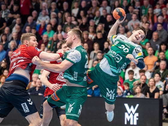 Ludvig Hallbaeck Frisch Auf Goeppingen, 20 findet die Luecke, Frisch Auf Goeppingen vs SG Flensburg Handewitt, Handball, 1 Bundesliga, Men, Season 2025 2026, 20 12 2025, Frisch Auf Goeppingen vs SG Flensburg Handewitt, Handball, 1 Bundesliga, Men, Season 2025 2026, 20 12 2025 Goeppingen Copyright: xEibner-Pressefoto MichaelxSchmidx EP_MST