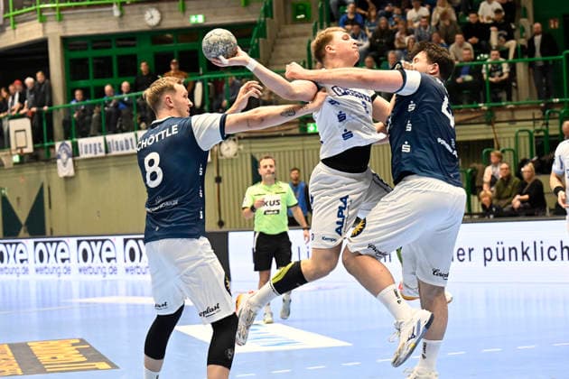 DAIKIN 1 Handball Bundesliga 25 26 18 Matchday Bergischer HC TBV Lemgo Lippe on 20 12 2025 at the Uni Halle in Wuppertal No getting past Frederik Simak 8 TBV Lemgo against Elias Scholtes 4 Bergischer HC and Nico Schöttle 8 Bergischer HC WD
