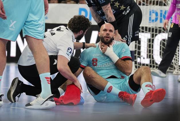 20 12 2025 Handball 1 Bundesliga DAIKIN HBL Season 2025 2026 18 Matchday HC Erlangen Metropolregion Nürnberg HCE MT Melsungen DaMa xdaxmax Adrian Sipos 8, MT Melsungen injured with pain Injury on the ground