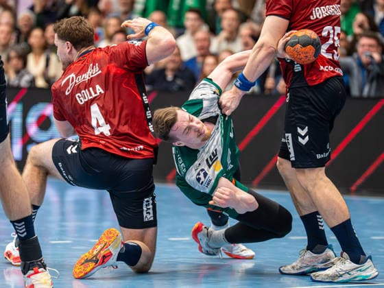 Erik Persson Frisch Auf Goeppingen, 22 in duel with Johannes Golla SG Flensburg Handewitt, 04 and Lukas Jorgensen SG Flensburg Handewitt, 25 , Frisch Auf Goeppingen vs SG Flensburg Handewitt, Handball, 1 Bundesliga, Men, Season 2025 2026, 20 12 2025, Frisch Auf Goeppingen vs SG Flensburg Handewitt, Handball, 1 Bundesliga, Men, Season 2025 2026, 20 12 2025 Goeppingen Copyright: xEibner-Pressefoto MichaelxSchmidx EP_MST