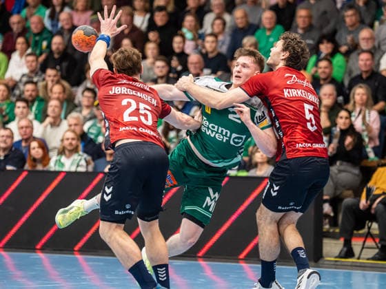 Oskar Neudeck Frisch Auf Goeppingen, 02 in duel with Niclas Kirkeloekke SG Flensburg Handewitt, 05 and Lukas Jorgensen SG Flensburg Handewitt, 25 , Frisch Auf Goeppingen vs SG Flensburg Handewitt, Handball, 1 Bundesliga, Men, Season 2025 2026, 20 12 2025, Frisch Auf Goeppingen vs SG Flensburg Handewitt, Handball, 1 Bundesliga, Men, Season 2025 2026, 20 12 2025 Goeppingen Copyright: xEibner-Pressefoto MichaelxSchmidx EP_MST