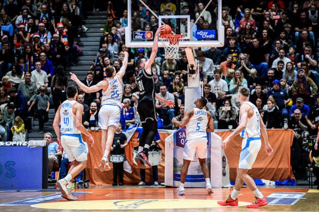 easycredit BBL Basketball Bundesliga 2025 2026 11 Matchday 20 12 2025 Science City Jena vs BMA365 Bamberg Baskets Daniel Keppeler Bamberg with the dunking against Lorenz Bank Jena Sparkassen Arena