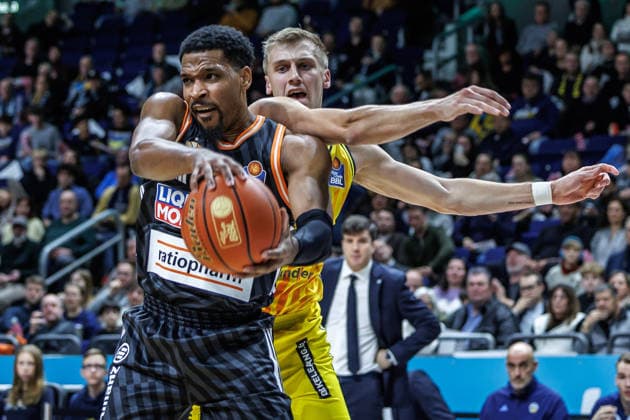 20 12 25, Berlin, Basketball, 1 Bundesliga, easyCredit BBL, Main Round, Matchday 11, Uber Arena ALBA BERLIN ratiopharm Ulm Justin Simon ratiopharm Ulm fights for the ball against Alex O Connell ALBA Berlin ALBA BERLIN ratiopharm Ulm