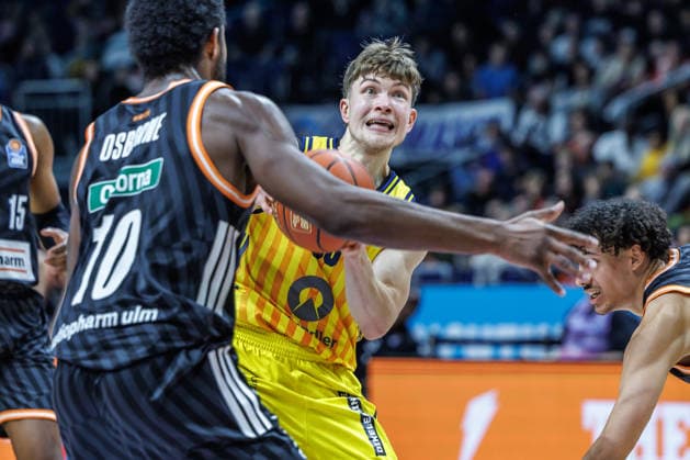 20 12 25, Berlin, Basketball, 1 Bundesliga, easyCredit BBL, Main Round, Matchday 11, Uber Arena ALBA BERLIN ratiopharm Ulm Malik Osborne ratiopharm Ulm fights for the ball against Bennet Hundt ALBA Berlin ALBA BERLIN ratiopharm Ulm