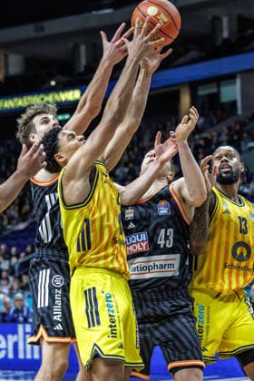 20 12 25, Berlin, Basketball, 1 Bundesliga, easyCredit BBL, Main Round, Matchday 11, Uber Arena ALBA BERLIN ratiopharm Ulm Jack Kayil ALBA Berlin fights for the ball against Christian Sengfelder ratiopharm Ulm ALBA BERLIN ratiopharm Ulm
