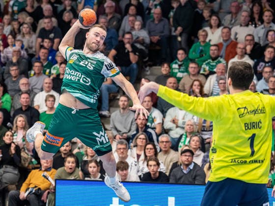 Ludvig Jurmala Astroem Frisch Auf Goeppingen, 25 dives free in front of Benjamin Buric SG Flensburg Handewitt, 01, Frisch Auf Goeppingen vs SG Flensburg Handewitt, Handball, 1 Bundesliga, Men, Season 2025 2026, 20 12 2025, Frisch Auf Goeppingen vs SG Flensburg Handewitt, Handball, 1 Bundesliga, Men, Season 2025 2026, 20 12 2025 Goeppingen Copyright: xEibner-Pressefoto MichaelxSchmidx EP_MST