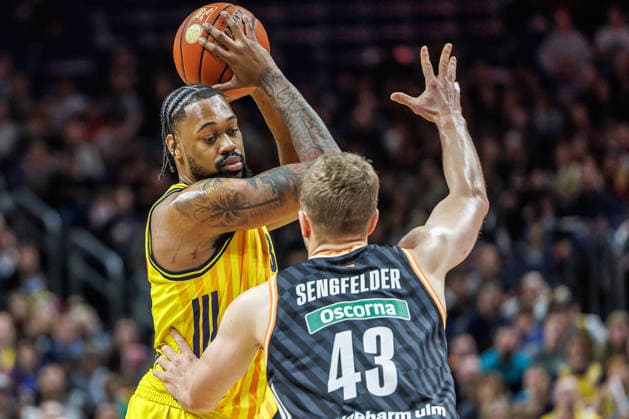 20 12 25, Berlin, Basketball, 1 Bundesliga, easyCredit BBL, Main Round, Matchday 11, Uber Arena ALBA BERLIN ratiopharm Ulm J Wan Roberts ALBA Berlin throws the ball into the basket ALBA BERLIN ratiopharm Ulm