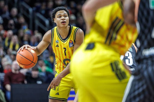 20 12 25, Berlin, Basketball, 1 Bundesliga, easyCredit BBL, Main Round, Matchday 11, Uber Arena ALBA BERLIN ratiopharm Ulm Jack Kayil ALBA Berlin runs across the court with the ball ALBA BERLIN ratiopharm Ulm