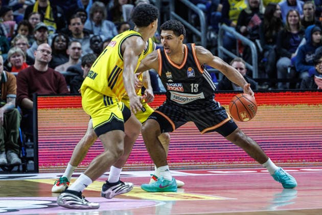 20 12 25, Berlin, Basketball, 1 Bundesliga, easyCredit BBL, Main Round, Matchday 11, Uber Arena ALBA BERLIN ratiopharm Ulm Jack Kayil ALBA Berlin fights for the ball against Mark Smith ratiopharm Ulm ALBA BERLIN ratiopharm Ulm