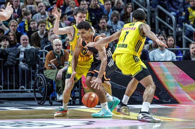 20 12 25, Berlin, Basketball, 1 Bundesliga, easyCredit BBL, Main Round, Matchday 11, Uber Arena ALBA BERLIN ratiopharm Ulm Jack Kayil ALBA Berlin fights for the ball against Mark Smith ratiopharm Ulm ALBA BERLIN ratiopharm Ulm