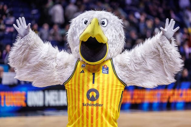 20 12 25, Berlin, Basketball, 1 Bundesliga, easyCredit BBL, Main Round, Matchday 11, Uber Arena ALBA BERLIN ratiopharm Ulm Mascot Albatros cheers on the fans ALBA BERLIN ratiopharm Ulm