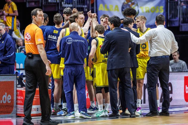 20 12 25, Berlin, Basketball, 1 Bundesliga, easyCredit BBL, Main Round, Matchday 11, Uber Arena ALBA BERLIN ratiopharm Ulm Head Coach Pedro Calles ALBA Berlin discusses with the team ALBA BERLIN ratiopharm Ulm