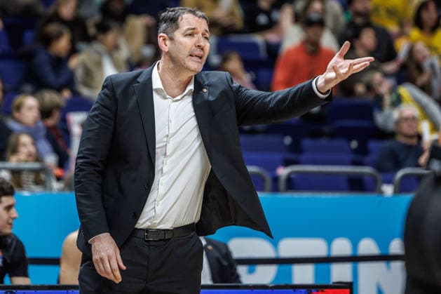20 12 25, Berlin, Basketball, 1 Bundesliga, easyCredit BBL, Main Round, Matchday 11, Uber Arena ALBA BERLIN ratiopharm Ulm Head Coach Ty Harrelson ratiopharm Ulm gesticulating on the sidelines ALBA BERLIN ratiopharm Ulm