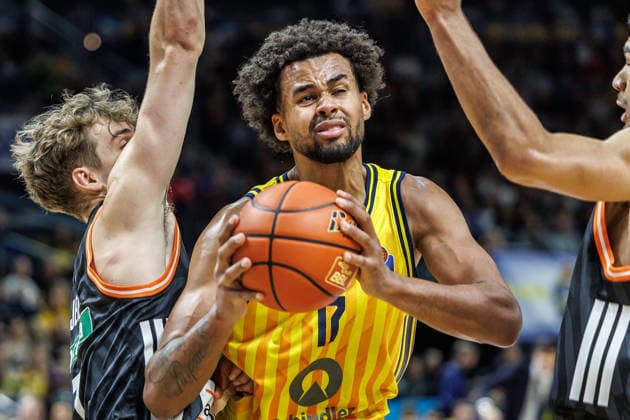 20 12 25, Berlin, Basketball, 1 Bundesliga, easyCredit BBL, Main Round, Matchday 11, Uber Arena ALBA BERLIN ratiopharm Ulm Norris Agbakoko ALBA Berlin fights his way through two Ulm players ALBA BERLIN ratiopharm Ulm