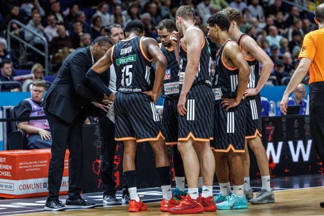 20 12 25, Berlin, Basketball, 1 Bundesliga, easyCredit BBL, Main Round, Matchday 11, Uber Arena ALBA BERLIN ratiopharm Ulm Head Coach Ty Harrelson ratiopharm Ulm discusses with the team ALBA BERLIN ratiopharm Ulm