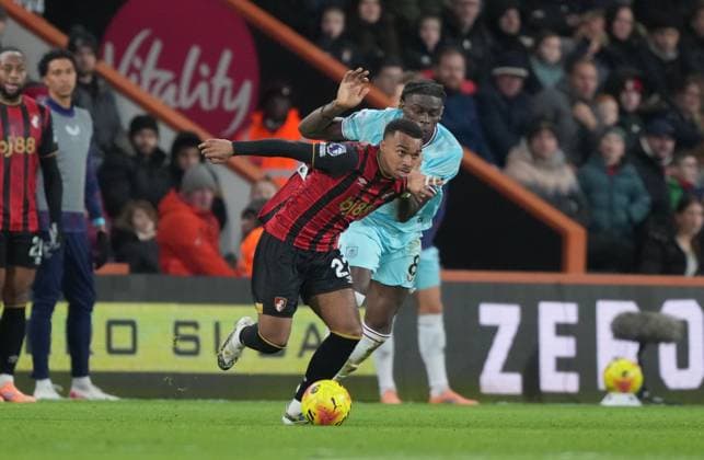 Eli Junior Kroupi of Bournemouth and Lesley Ugochukwu of Burnley battle for the ball. AFC Bournemouth v Burnley, Premier League, Football, Vitality Stadium, Bournemouth, UK - 20 Dec 2025Bournemouth Vitality Stadium United Kingdom EDITORIAL USE ONLY No use with unauthorised audio, video, data, fixture lists, club league logos or live services. Online in-match use limited to 120 images, no video emulation. No use in betting, games or single club league player publications.  Copyright: xSeanxRyan Shutterstockx 16148920bz