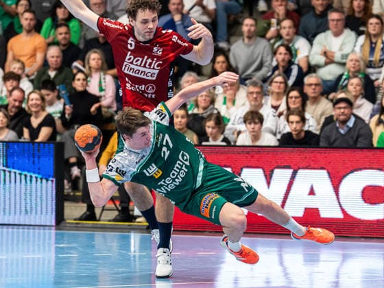 Oskar Sunnefeldt Frisch Auf Goeppingen, 27 in duel with Niclas Kirkeloekke SG Flensburg Handewitt, 05 , Frisch Auf Goeppingen vs SG Flensburg Handewitt, Handball, 1 Bundesliga, Men, Season 2025 2026, 20 12 2025, Frisch Auf Goeppingen vs SG Flensburg Handewitt, Handball, 1 Bundesliga, Men, Season 2025 2026, 20 12 2025 Goeppingen Copyright: xEibner-Pressefoto MichaelxSchmidx EP_MST
