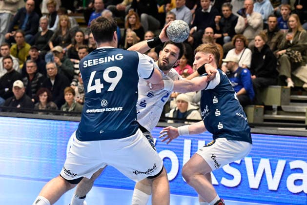 DAIKIN 1 Handball Bundesliga 25 26 18 Matchday Bergischer HC TBV Lemgo Lippe on 20 12 2025 in the Uni Halle in Wuppertal Aron Seesing 49 Bergischer HC and Johannes Wasielewski 77 Bergischer HC against Lukas Hutecek 2 TBV Lemgo WD