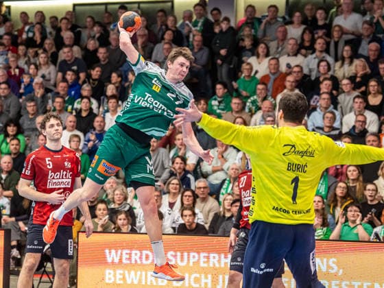Oskar Sunnefeldt Frisch Auf Goeppingen, 27 comes free to throw, Frisch Auf Goeppingen vs SG Flensburg Handewitt, Handball, 1 Bundesliga, Men, Season 2025 2026, 20 12 2025, Frisch Auf Goeppingen vs SG Flensburg Handewitt, Handball, 1 Bundesliga, Men, Season 2025 2026, 20 12 2025 Goeppingen Copyright: xEibner-Pressefoto MichaelxSchmidx EP_MST