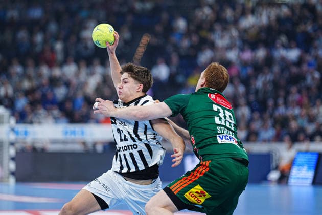 Rasmus Ankermann THW Kiel, 22 , Lukas Stutzke TSV Hannover Burgdorf, 39 GER, THW Kiel vs TSV Hannover Burgdorf, Handball, 1 Bundesliga, Matchday 18, Season 2025 2026, 20 12 2025 GER, THW Kiel vs TSV Hannover Burgdorf, Handball, 1 Bundesliga, Matchday 18, Season 2025 2026, 20 12 2025 Kiel Copyright: xEibner-Pressefoto MarcelxvonxFehrnx EP_MFN