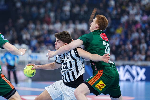 Rasmus Ankermann THW Kiel, 22 , Lukas Stutzke TSV Hannover Burgdorf, 39 GER, THW Kiel vs TSV Hannover Burgdorf, Handball, 1 Bundesliga, Matchday 18, Season 2025 2026, 20 12 2025 GER, THW Kiel vs TSV Hannover Burgdorf, Handball, 1 Bundesliga, Matchday 18, Season 2025 2026, 20 12 2025 Kiel Copyright: xEibner-Pressefoto MarcelxvonxFehrnx EP_MFN