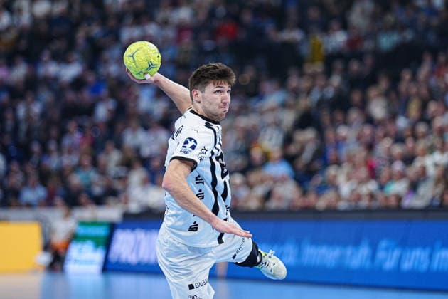 7 meter throw goal Lukas Zerbe THW Kiel, 24 GER, THW Kiel vs TSV Hannover Burgdorf, Handball, 1 Bundesliga, Matchday 18, Season 2025 2026, 20 12 2025 GER, THW Kiel vs TSV Hannover Burgdorf, Handball, 1 Bundesliga, Matchday 18, Season 2025 2026, 20 12 2025 Kiel Copyright: xEibner-Pressefoto MarcelxvonxFehrnx EP_MFN