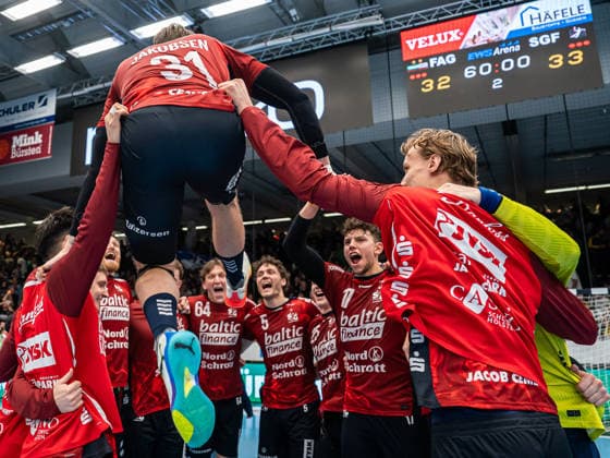 Emil Manfeldt Jakobsen SG Flensburg Handewitt, 31 celebrates with his team, Frisch Auf Goeppingen vs SG Flensburg Handewitt, Handball, 1 Bundesliga, Men, Season 2025 2026, 20 12 2025, Frisch Auf Goeppingen vs SG Flensburg Handewitt, Handball, 1 Bundesliga, Men, Season 2025 2026, 20 12 2025 Goeppingen Copyright: xEibner-Pressefoto MichaelxSchmidx EP_MST