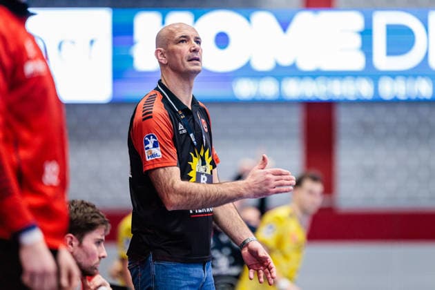 Davor Dominikovic TuS N Luebbecke, Coach aergert sich auf GER, TuS N Luebbecke vs HSG Krefeld Niederrhein, Handball, 2 Bundesliga, Matchday 16, Season 2025 2026, 20 12 2025 GER, TuS N Luebbecke vs HSG Krefeld Niederrhein, Handball, 2 Bundesliga, Matchday 16, Season 2025 2026, 20 12 2025 Luebbecke Copyright: xEibner-Pressefoto JanxRollingerx EP_JSK