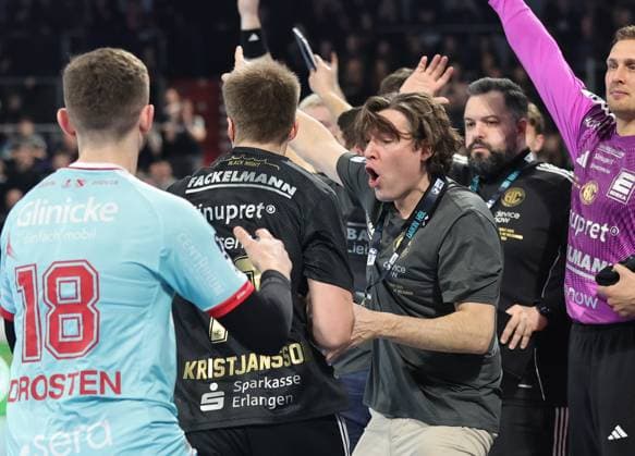 20 12 2025 Handball 1 Bundesliga DAIKIN HBL Season 2025 2026 18 Matchday HC Erlangen Metropolregion Nuremberg HCE MT Melsungen DaMa xdaxmax Johannes Sellin Coach HC Erlangen HCE indicates gestures directs gives instructions to Viggo Kristjansson 73, HC Erlangen HCE