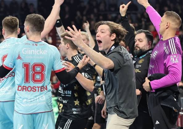 20 12 2025 Handball 1 Bundesliga DAIKIN HBL Season 2025 2026 18 Matchday HC Erlangen Metropolregion Nuremberg HCE MT Melsungen DaMa xdaxmax Johannes Sellin Coach HC Erlangen HCE indicates gestures directs gives instructions